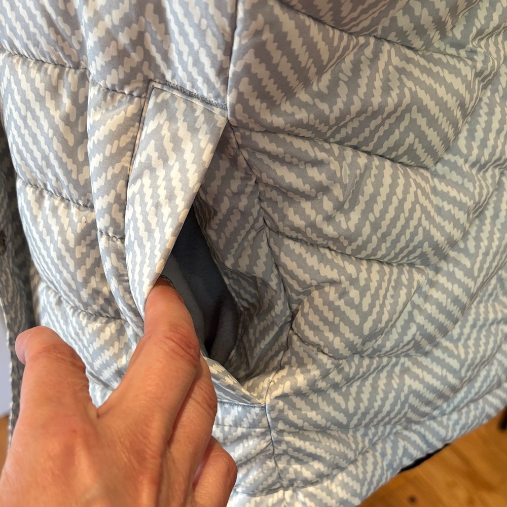 GAP Women's Chevron Quilted Vest - White and Gray - Picture 2 of 4